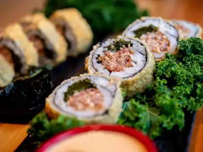 Sushi mit Gr&uuml;nkohl und Pinkel.