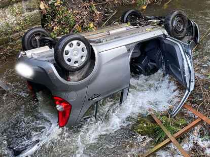 Ein Auto liegt im Fluss Volme. Der Wagen war von der Stra&szlig;e abgekommen und hatte ein Gel&auml;nder durchbrochen.