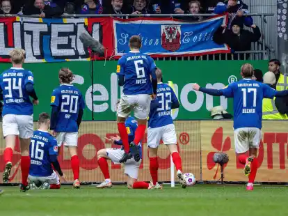 Kiels Spieler feiern den Treffer zum 3:2.