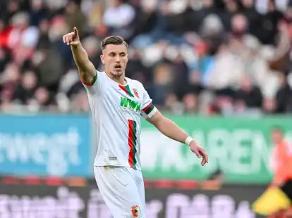 Augsburgs Ermedin Demirovic traf mit einem Schlenzer aus spitzem Winkel zum Endstand.