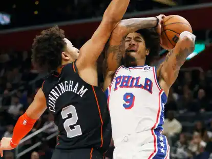Philadelphia-Guard Kelly Oubre Jr. (9) zieht gegen Detroits Cade Cunningham (2) zum Korb.