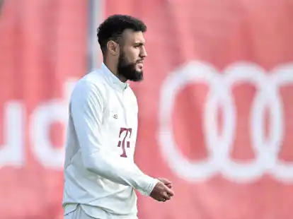 Noussair Mazraoui kommt zu einer Trainingseinheit auf den Platz.