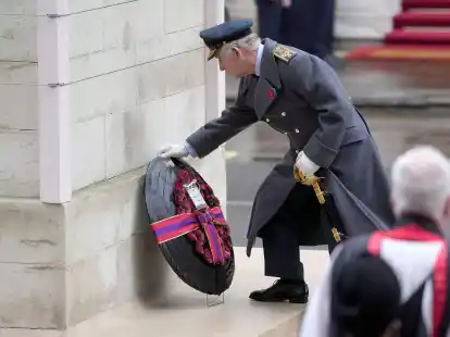 K&ouml;nig Charles III. legt einen Kranz am Cenotaph nieder.