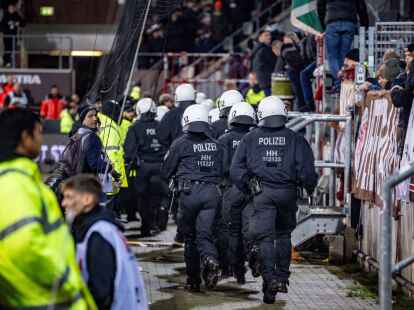 Einsatzkr&auml;fte der Polizei mussten beim Spiel auf St. Pauli in den Hannoveraner Fanblock.