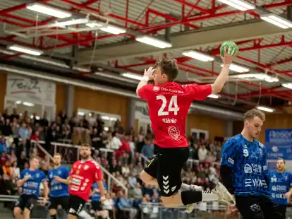 Maximilian B&auml;hnke (im Wurf) zeigte im Topspiel gegen den TvdH, dass er nicht nur als Linksau&szlig;en brillieren kann.