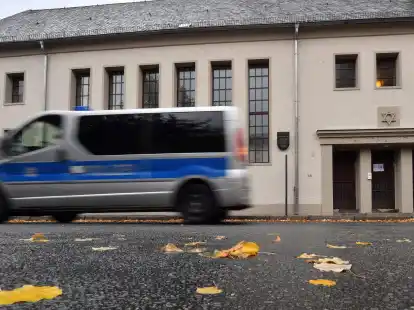 Ein Polizeifahrzeug f&auml;hrt vor der Neuen Synagoge in Erfurt entlang.