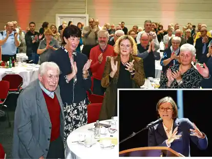 Das schaffen nur wenige: Jannes Heikes (links) nimmt bei der Ehrung f&uuml;r 76 Jahre IG-Metall-Mitgliedschaft in der Nordseehalle den Applaus entgegen. Auch die neue Bundesvorsitzende Christiane Benner (kleines Foto) gratuliert.