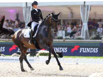 Die deutsche Dressurreiterin Jessica von Bredow-Werndl reitet auf ihrem Pferd TSF Dalera BB.