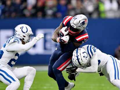 New Englands Ezekiel Elliott (M) wird von zwei Colts-Verteidigern gestoppt.