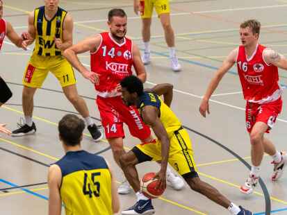Antreiber mit Drive zum Korb: Carrington Wiggins (am Ball) erzielte beim Heimsieg der Baskets Juniors TSG Westerstede gegen Bramsche die H&auml;lfte der Punkte seines Teams.