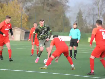 Die Fu&szlig;baller des TSV Abbehausen (am Ball) landeten am Sonntag einen Kantersieg.