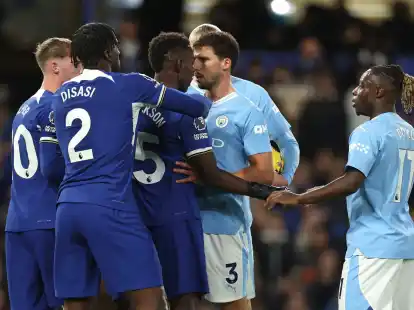 Chelsea (dunkelblaue Trikots) und Manchester City trennten sich in einem spektakul&auml;ren Spiel mit 4:4.
