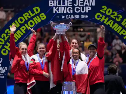 Die Kanadierinnen bejubeln den Gewinn des Billie Jean King Cups.