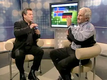 Rudi V&ouml;ller (r) hatte 2003 als DFB-Teamchef mit einer Tirade im TV auf kritische &Auml;u&szlig;erungen des damaligen ARD-Moderators Waldemar Hartmann reagiert.