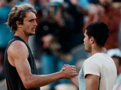 Alexander Zverev (l) trifft heute bei den ATP-Finals auf Carlos Alcaraz.