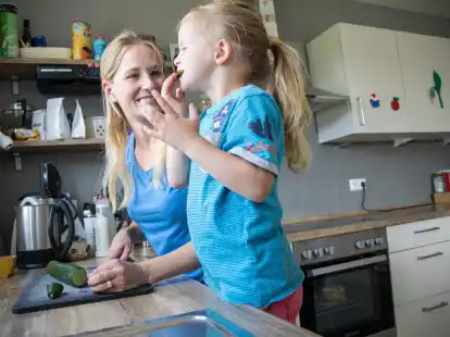 Dass das Kind bei einer veganen Ern&auml;hrung gesund heranw&auml;chst - das ist m&ouml;glich. Eltern sollten daf&uuml;r aber Wissen um die verschiedenen N&auml;hrstoffe aufbauen.