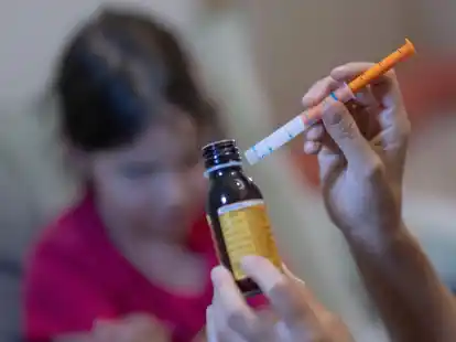 Fiebersaft ist leicht zu dosieren und zu  verabreichen. Es gibt aber Alternativen zu denen Eltern gefahrlos greifen k&ouml;nnen.