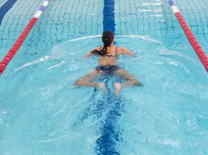 Eine Angewohnheit, die sich beim Brustschwimmen bei vielen Menschen einschleicht: Sie bewegen die Beine zeitversetzt.