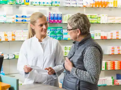 Eine Medikationsanalyse geht weit &uuml;ber die Beratung hinaus, die man beim Einl&ouml;sen eines Rezeptes in der Apotheke bekommt.