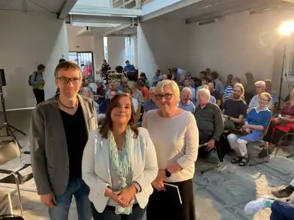 Abschlussveranstaltung des Vereins Bauwerk vor der Sanierung der Alten Maschinenhalle am Pferdemarkt (von links): Moderator Heiko Matthias-Hansen, Baudezernentin Christine-Petra Schacht und Moderatorin Angelika Steinbach