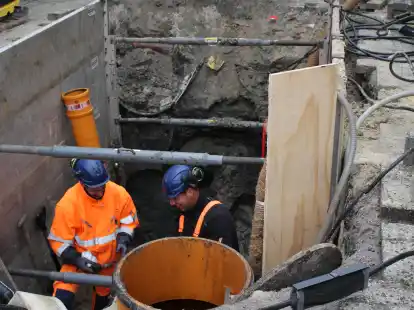 Kanalbauer Benjamin Beeck (links), Polier Matthias Giese-Rauprich und Bauger&auml;tef&uuml;hrer Thorsten Jasper tauschen die alten Schmutzwasser- und Regenwasserkan&auml;le aus.