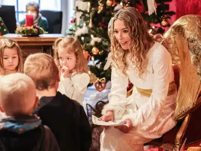 Das Christkind nimmt in der Christkindpostfiliale in Engleskirchen Wunschzettel von Kindern entgegen.