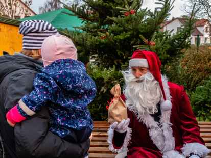 Darf auch in diesem Jahr nicht fehlen: Wie bei vorigen Weihnachtsmärkten in Wüsting (Archivbild) wird auch diesmal der Weihnachtsmann kommen.