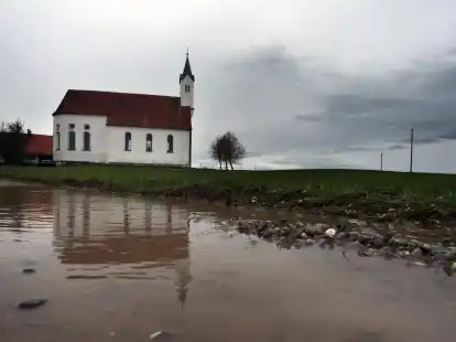 Regenwolken &uuml;ber der Wallfahrtskirche Sankt Alban im bayerischen Aitrang.