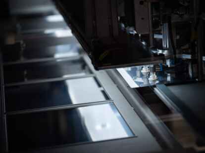 Eine Industrieanlage verarbeitet Silizium-Wafer, die f&uuml;r Solaranlagen ben&ouml;tigt werden.