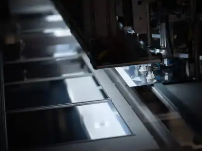 Eine Industrieanlage verarbeitet Silizium-Wafer, die f&uuml;r Solaranlagen ben&ouml;tigt werden.