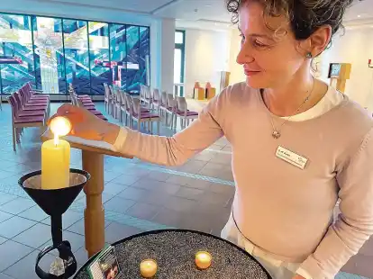 Beim Gebet und Anz&uuml;nden einer Kerze in der Kapelle des Pius-Hospitals findet die Seelsorgerin Eva-Maria Burke wieder Kraft nach einer belastenden Zeit.
