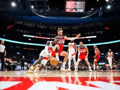 Dennis Schr&ouml;der (17), Guard der Toronto Raptors, zieht an Corey Kispert (24) von den Washington Wizards vorbei.