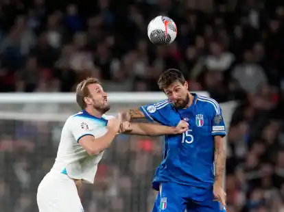 Englands Harry Kane (l) im Zweikampf mit Italiens Francesco Acerbi.