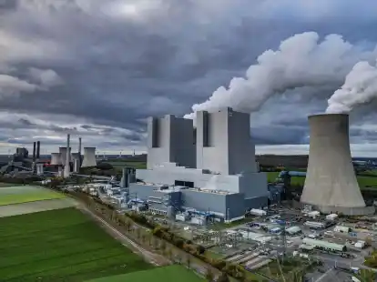 Dampf steigt aus dem RWE-Braunkohlekraftwerk Neurath. Das von RWE betriebene Kraftwerk gilt als das gr&uuml;&szlig;te Braunkohlekraftwerk in Deutschland.