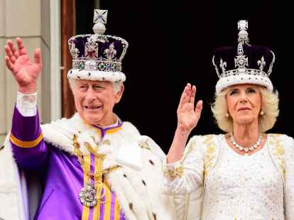K&ouml;nig Charles III. und K&ouml;nigin Camilla nach ihrer Kr&ouml;nung in der Westminster Abbey (Leon Neal/PA Wire/dpa)