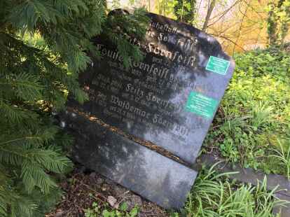 Beide S&ouml;hne im Krieg verloren: Der Grabstein der Familie Fornfeist mit Gedenkinschrift auf dem Bolardusfriedhof.