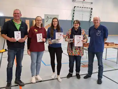 Wurden auf der Jahreshauptversammlung geehrt: G&uuml;nter Hasselhorn (zehn L&auml;nderspiele, von links), Bettina Hohnholz (zehn), Insa Oltmanns und Anja von Deetzen (jeweils 25 Spiele) mit Mannschaftsf&uuml;hrer Horst K&ouml;ster. Nicht anwesend waren Cord Gramberg (zehn L&auml;nderspiele) und Frank Oltmanns (50 L&auml;nderspiele).