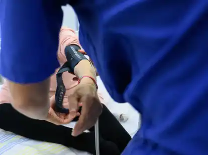 Einem Patienten wird ein Blutdruck-Messger&auml;t an den Arm gelegt. Das Land will 5 Millionen Euro f&uuml;r die klinische Ausbildung der Oldenburger Medizin-Studenten zur Verf&uuml;gung stellen.