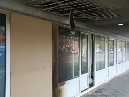 Der Schaden, den die Flammen angerichtet haben, ist auch von Au&szlig;en gut zu erkennen.