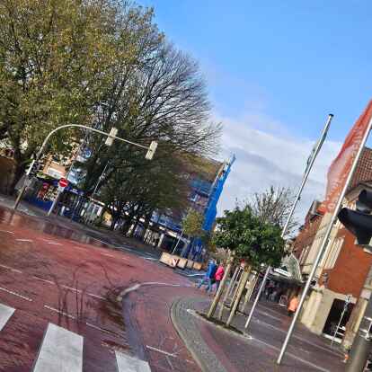 Die ersten Buden signalisieren den Grund: Die Weihnachtsvorbereitungen erfordern eine Stra&szlig;ensperrung der Neutorstra&szlig;e.