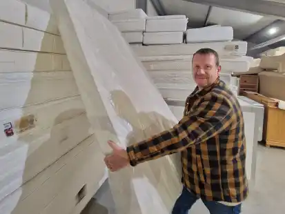 Michael Kr&ouml;ger in seinem Lager in Ostrhauderfehn. Gerade Matratzen werden in der Ukraine dringend gebraucht.