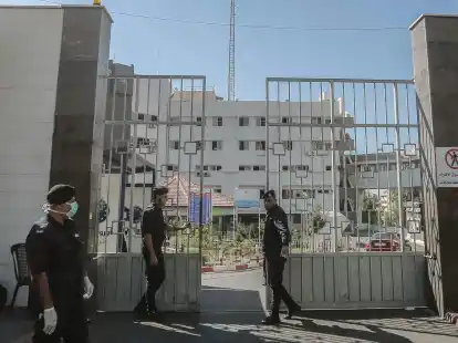 Mitglieder der islamistischen Hamas bewachen die Tore des Schifa-Krankenhaus in Gaza.