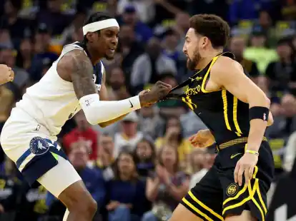 Minnesota Timberwolves-St&uuml;rmer Jaden McDaniels (l) und Golden State Warriors-Guard Klay Thompson geraten aneinander.