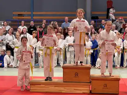 Stolz wurden bei den Siegerehrungen im Zuge des Watt'n-Cups die Urkunden pr&auml;sentiert.