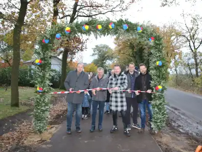Freigabe des Radwegs am Mittelweg in Hoheging: Walter Lohmann (Vorsitzender des Planungsausschusses, von links), Werner Stuntebeck (Ratsherr aus Hoheging), B&uuml;rgermeister Michael Fischer, Wolfgang Peters (Baufirma Peters) und Bauamtsleiter Franz-Josef Rump.
