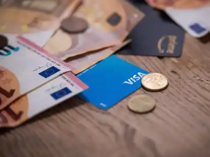 In Deutschland ist die Zahl von &uuml;berschuldeten Menschen leicht angestiegen.