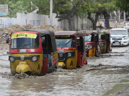 Tuktuks fahren durch eine &uuml;berflutete Stra&szlig;e nach starkem Regen in Mogadischu.