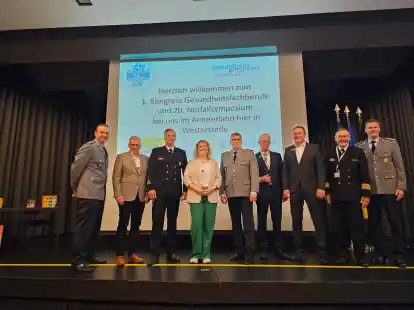 Auf der B&uuml;hne:  (v.l.) Oberstarzt Dr. Christian Zechel, Generalstabsarzt a.D. Dr. Stefan Schoeps, die Organisatoren Frank Lukoschus und Annika Preu&szlig;-Hinrichs, Generalstabsarzt Dr. Norbert Weller, Sozialdezernent Ingo Rabe, B&uuml;rgermeister  Michael R&ouml;sner, Flottenarzt Dr. Dirk M&ouml;llmann und Oberstarzt Dr. Kai-Siegfried Schlolaut.