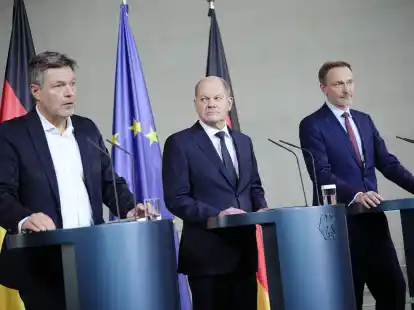 Finanzminister Christian Lindner (r.), Kanzler Olaf Scholz (M.) und Wirtschaftsminister bei einer gemeinsamen Pressekonferenz.