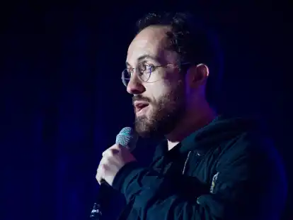 Der Pianist Igor Levit spricht beim &laquo;Berlin Climate Aid&raquo;-Konzert am Brandenburger Tor.